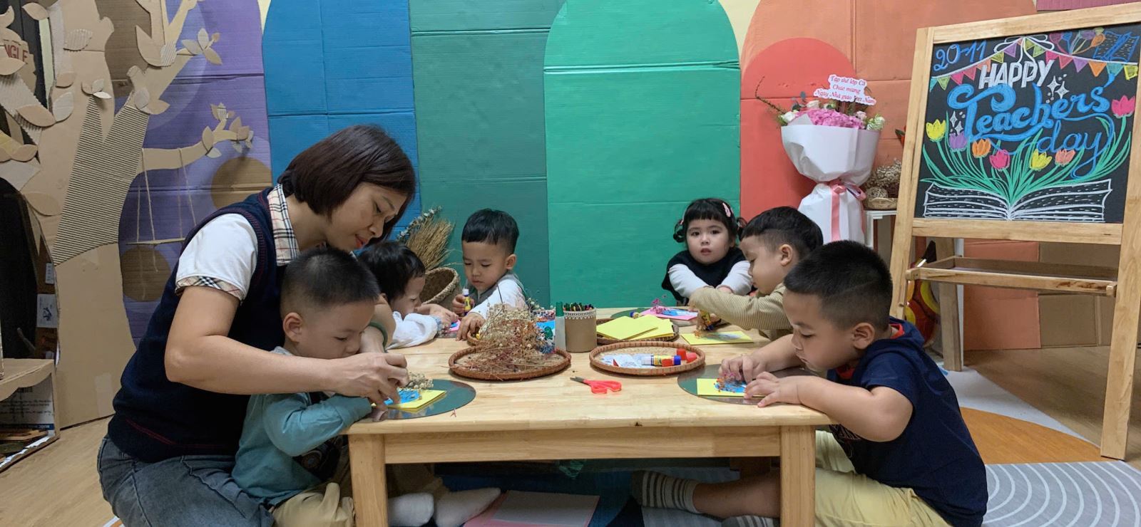 Từ những nguyên vật liệu đơn giản các bé đã làm ra những chiếc thiệp xinh xắn...