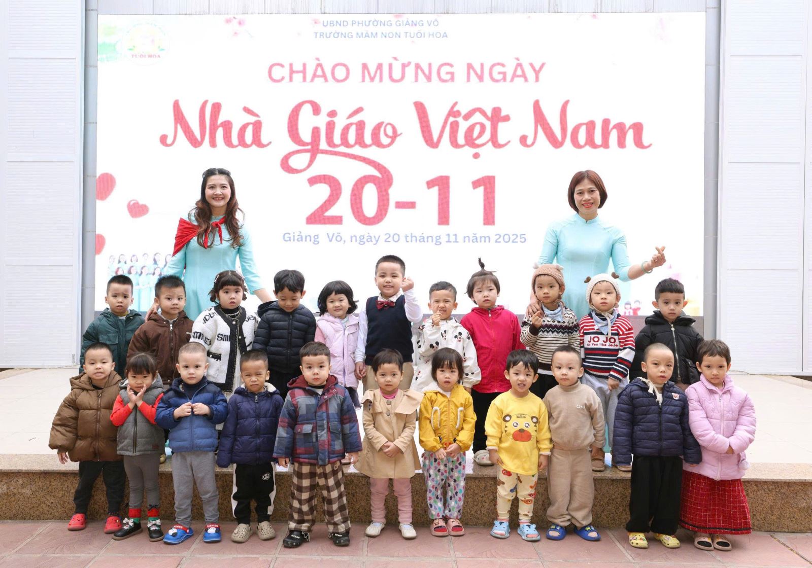Cô và các con lớp C3 tham gia mitting kỉ niệm ngày 20/11