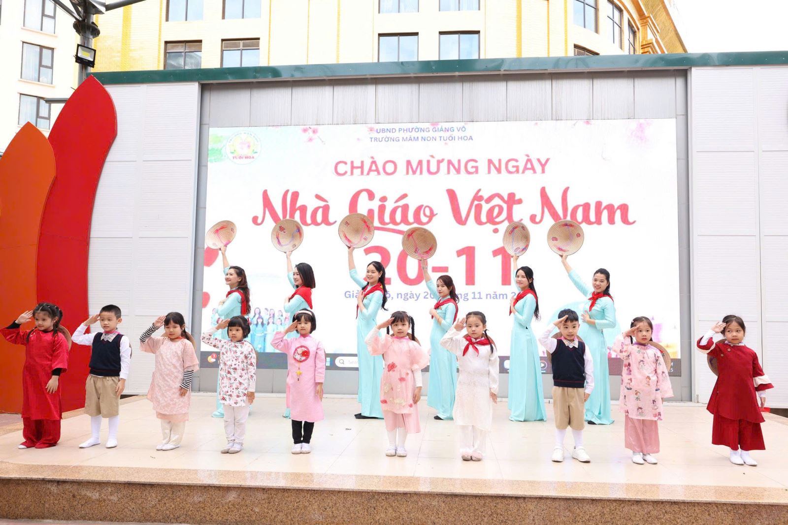 Chương trình văn nghệ chào mừng hôm nay rất từng bừng...