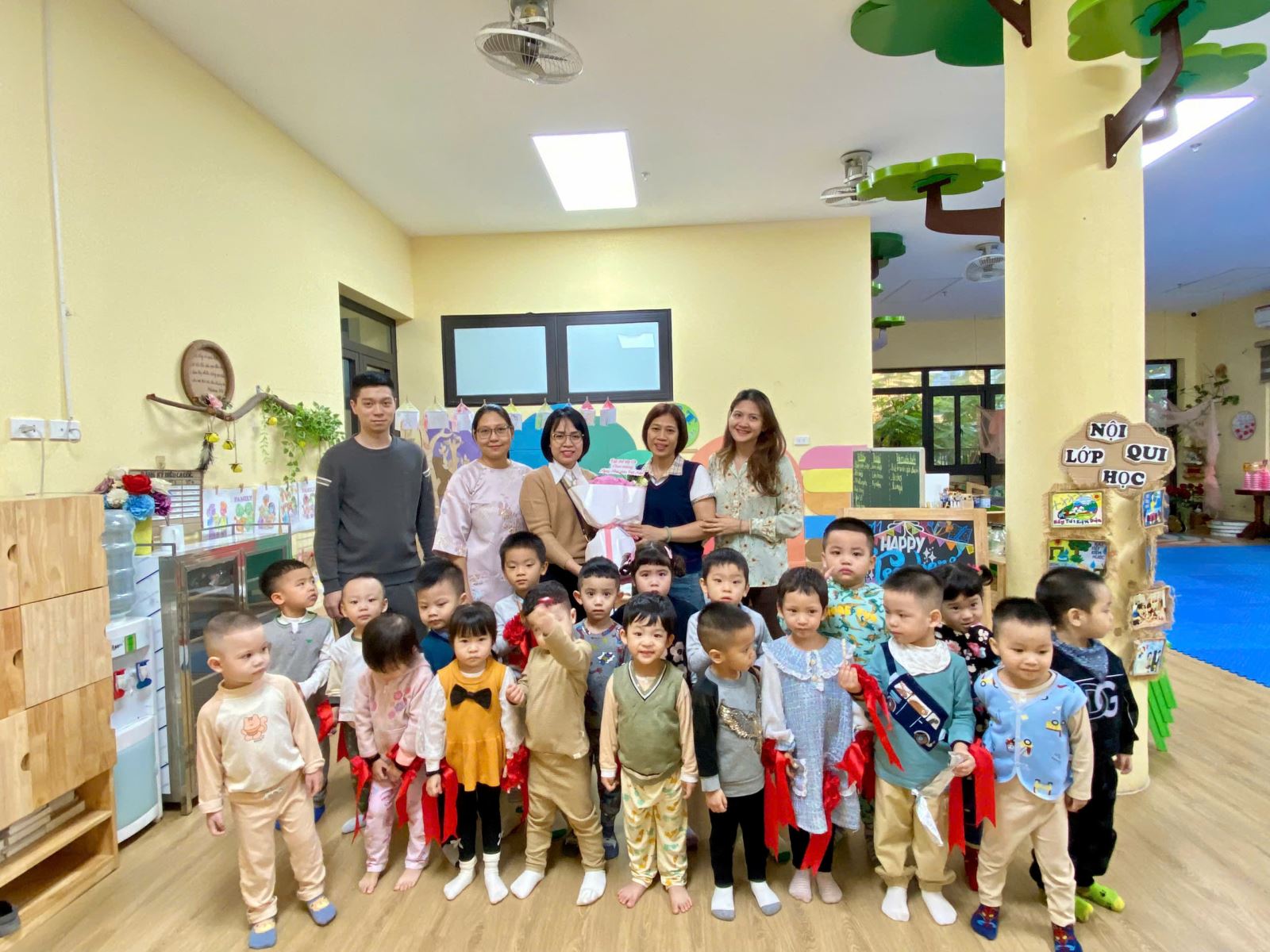 Ban đại diện phụ huynh lớp và các bé tặng hoa và những lời chúc ý nghĩa cho các cô...