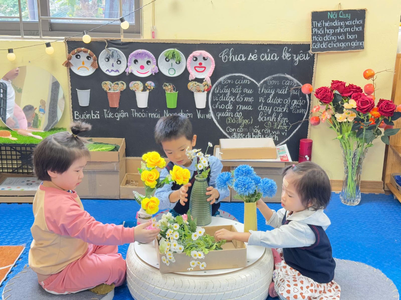 Các bé đang hoạt động tại góc kỹ năng với hoạt động "Bé tập cắm hoa"