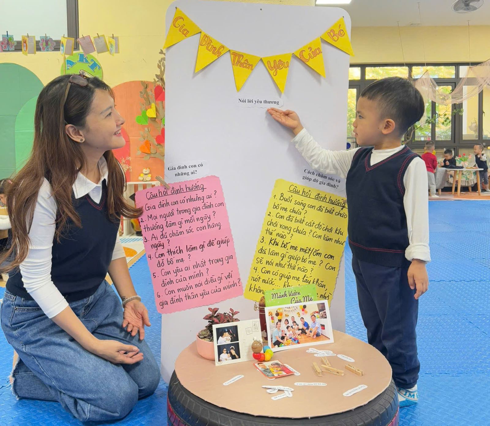 Bé Hoàng Long rất tự tin chia sẻ với các bác, các cô về chủ đề gia đình thân yêu của bé.