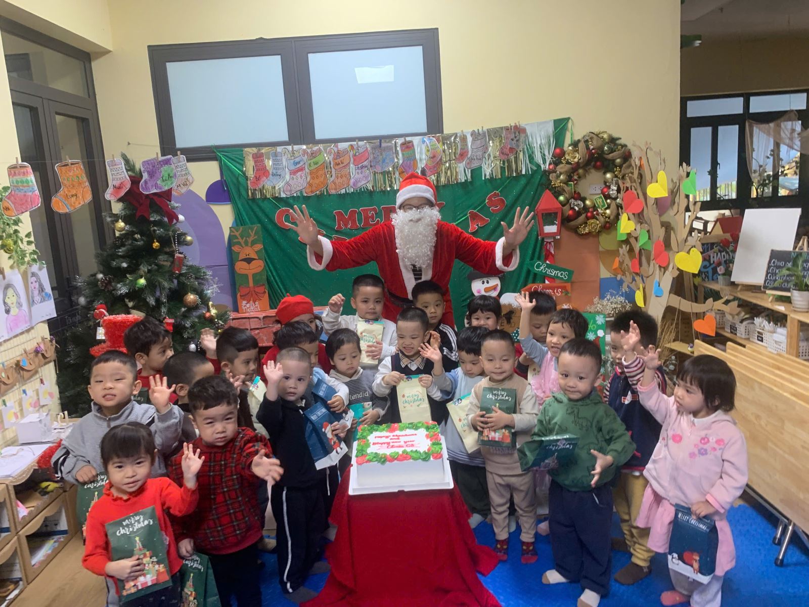 Ông già Noel đã bí mật ghé thăm lớp và tặng quà cho các bé lớp C3 !!!