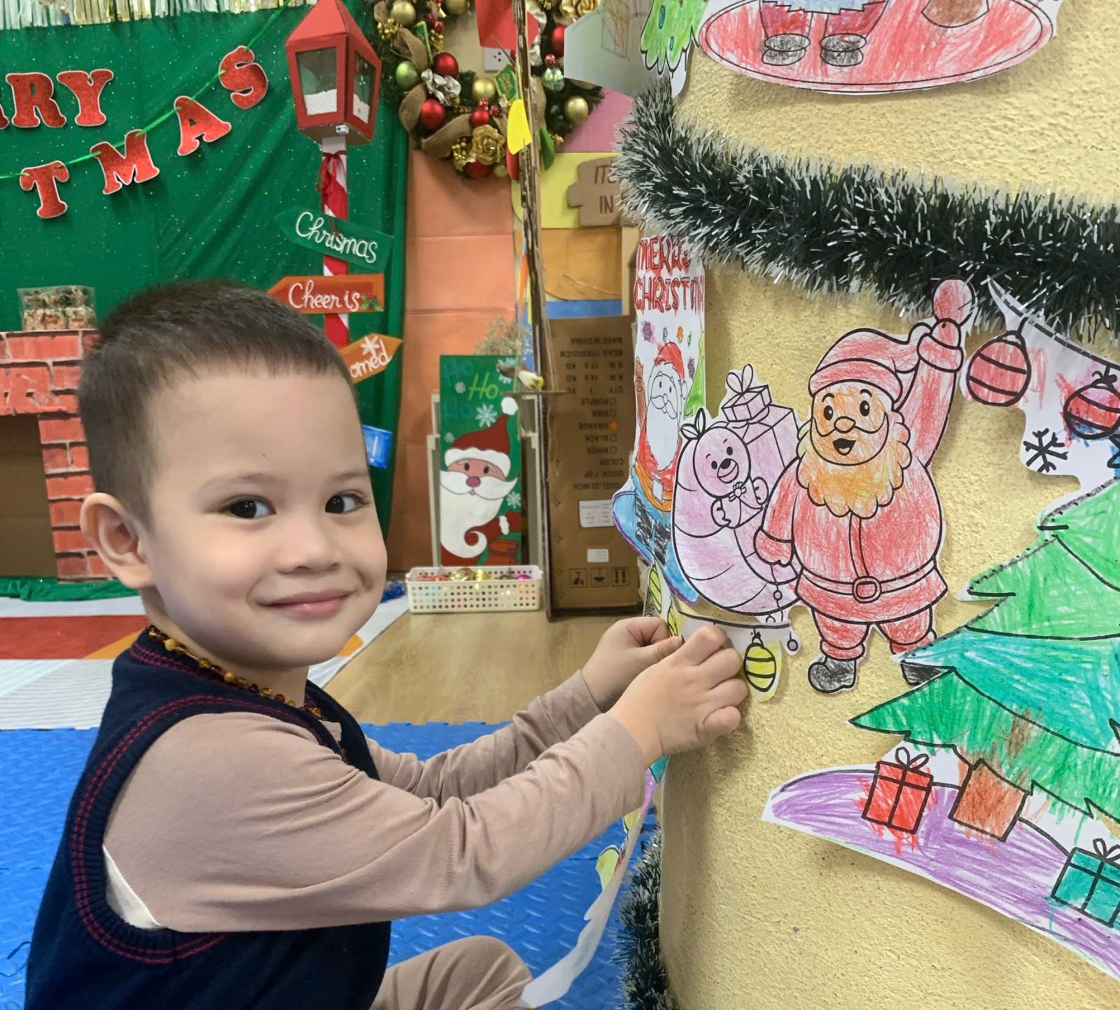 Niềm vui trong đôi mắt ấm áp của các bé đón chờ mùa Noel...