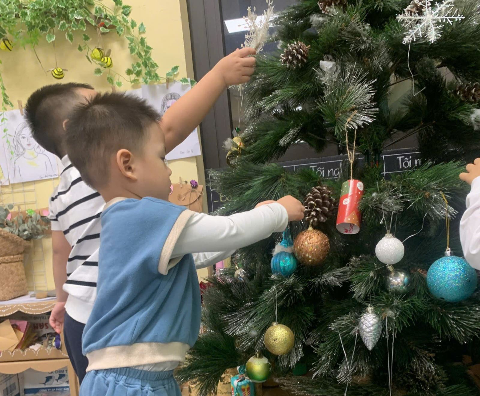 Trang trí cây thông luôn là điều mà các bạn nhỏ thích thú nhất ...