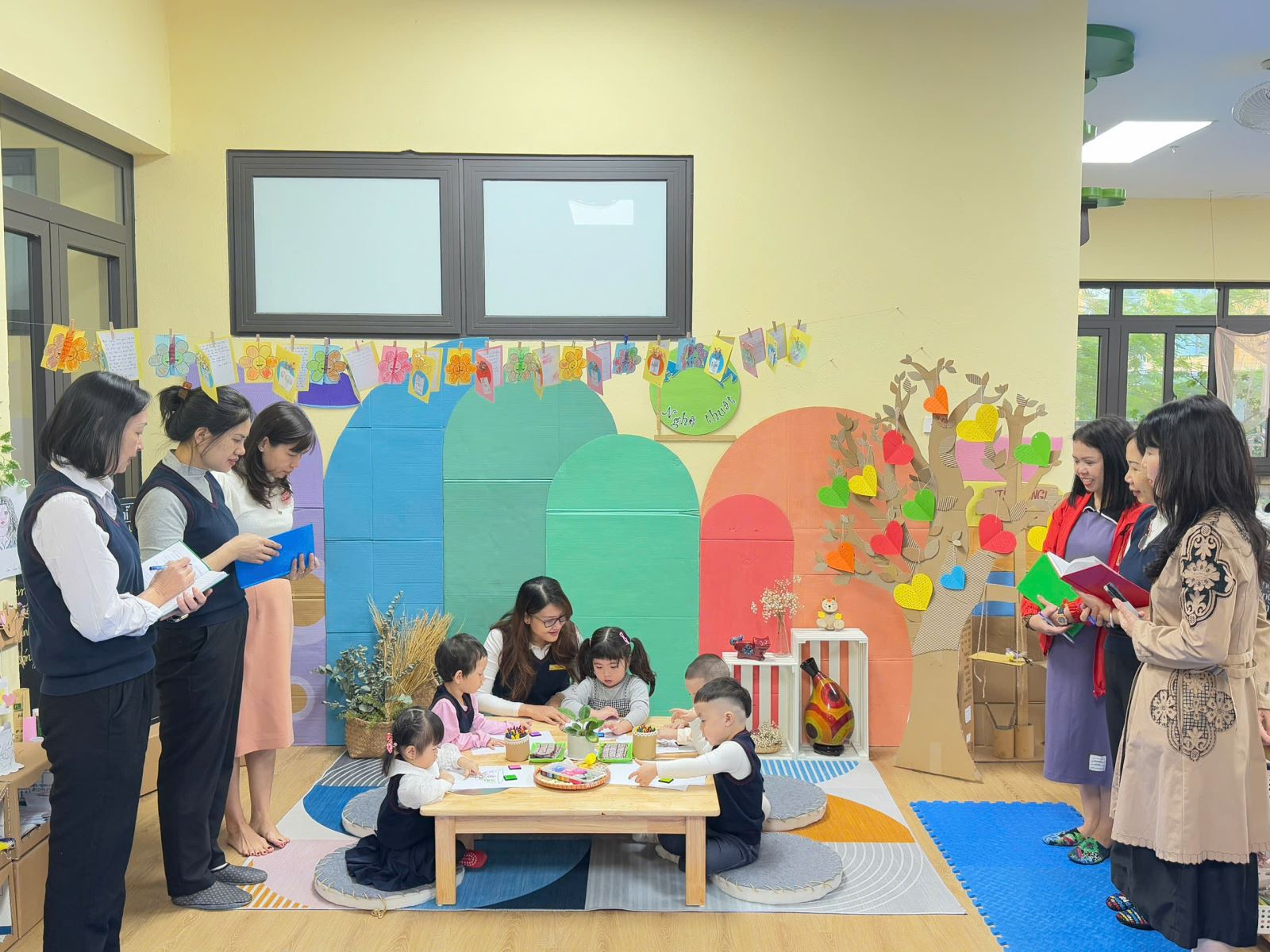 Các bác các cô trong BGH nhà trường cùng tổ chuyên môn đang làm công tác chấm thi...