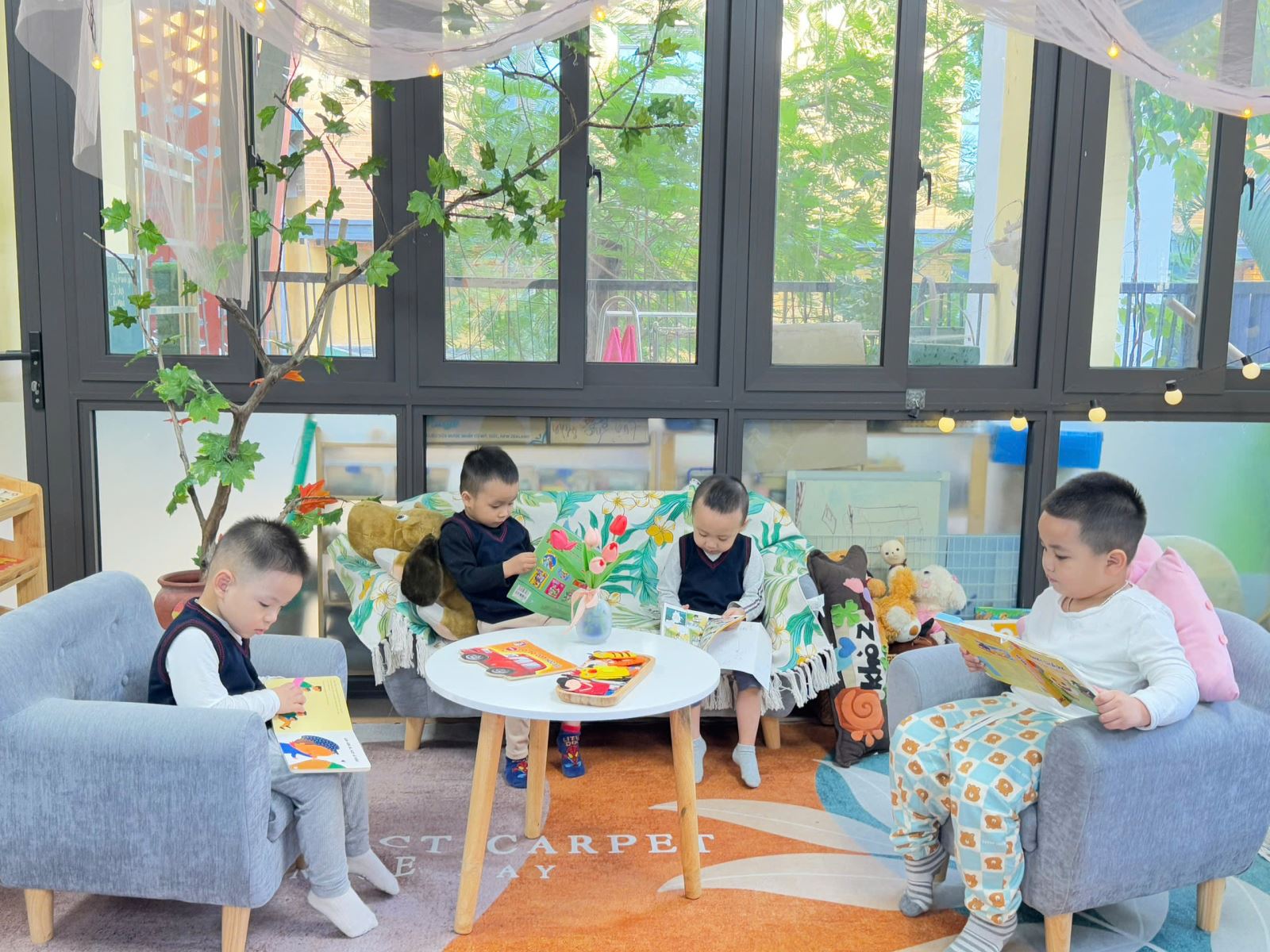 Các bé rất chăm chú khi hoạt động ở góc thư viện