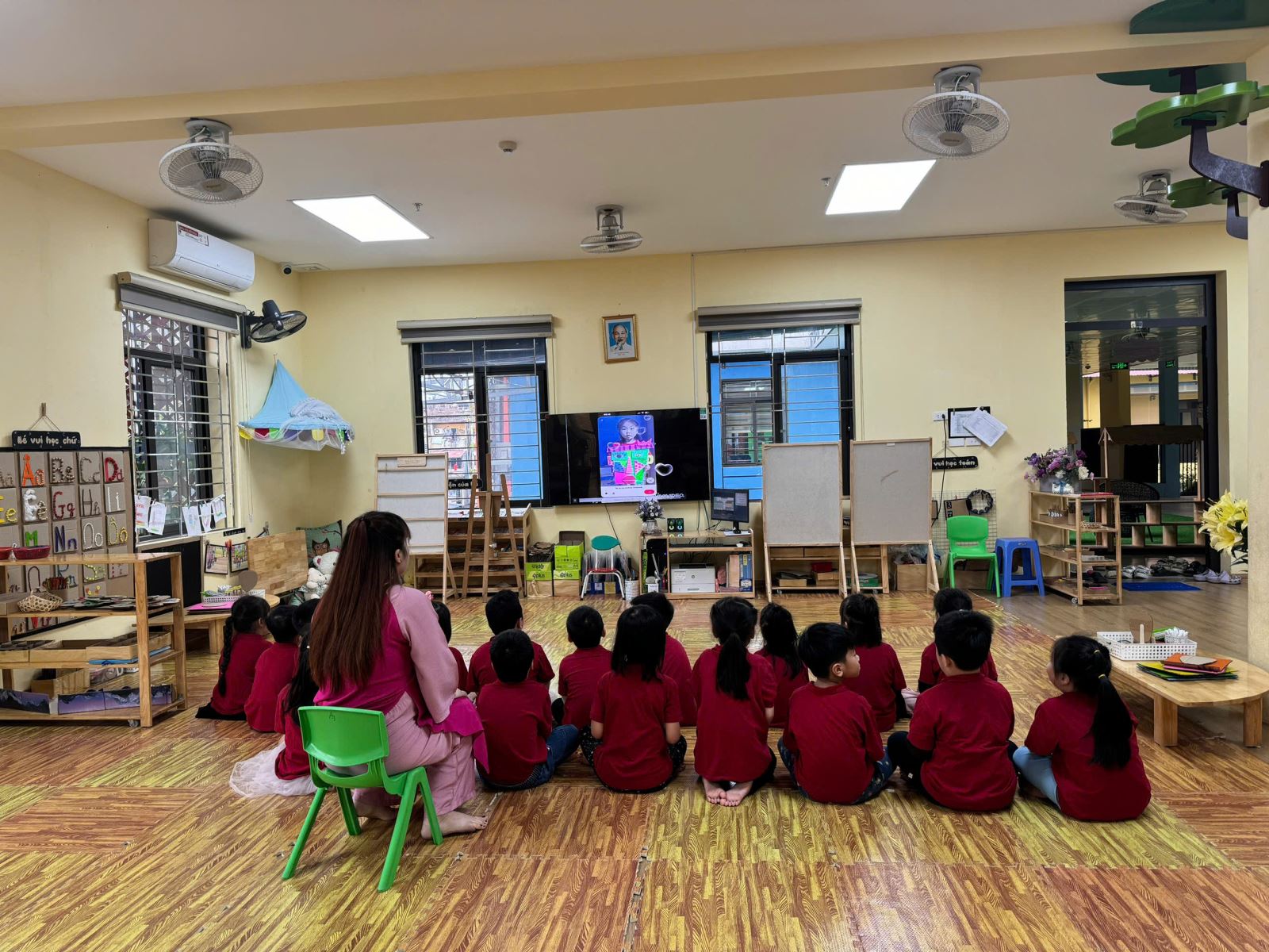Các bạn nhỏ cùng ngồi xem video về triển lãm tranh của các bạn Nhật Bản