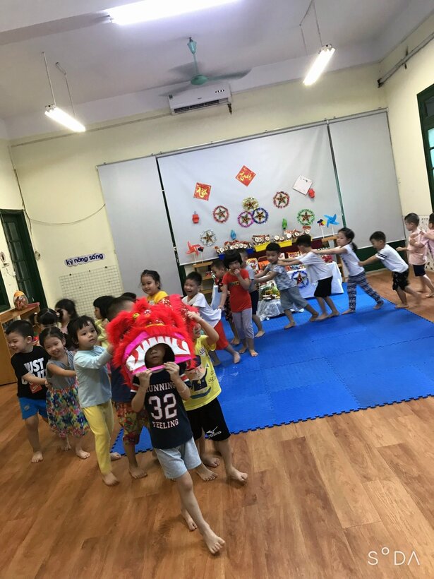 Cùng các bé lớp B2 múa Lân vui tết Trung Thu