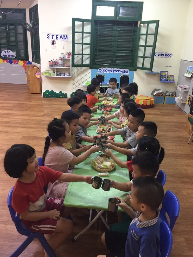123 dô...phá cỗ với các bé lớp B2 các bạn nhé