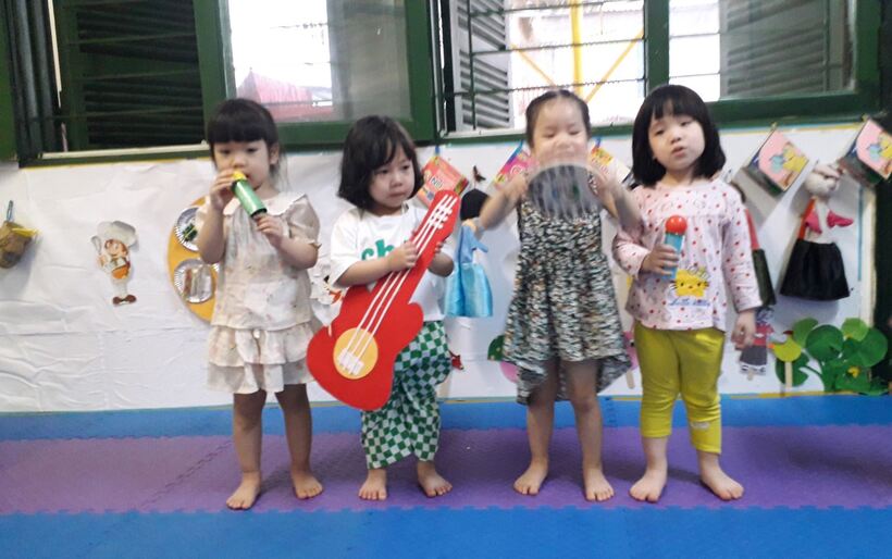 Bé tự tin thể hiện bài hát