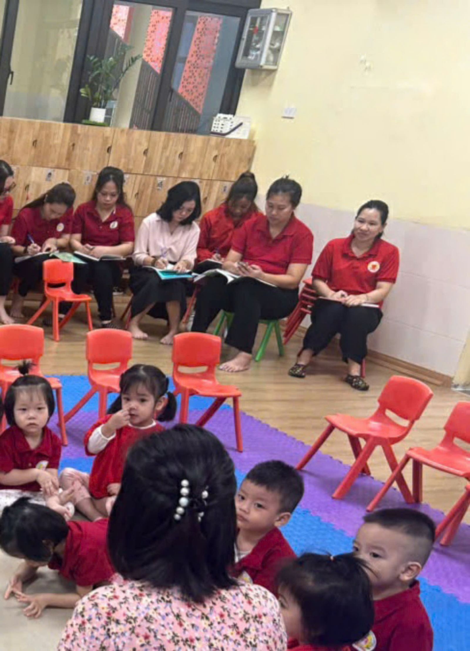Ban giám khảo nhà trường say sưa ghi chép