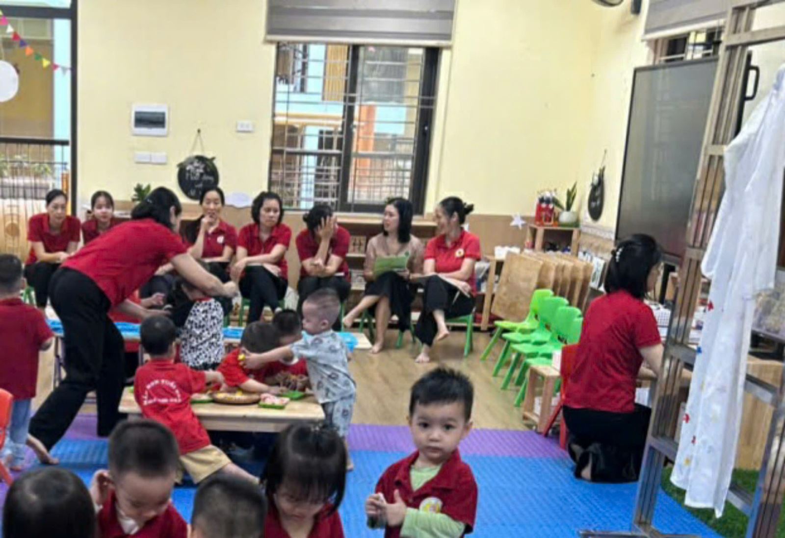 Các bé hăng say tham gia hoạt động