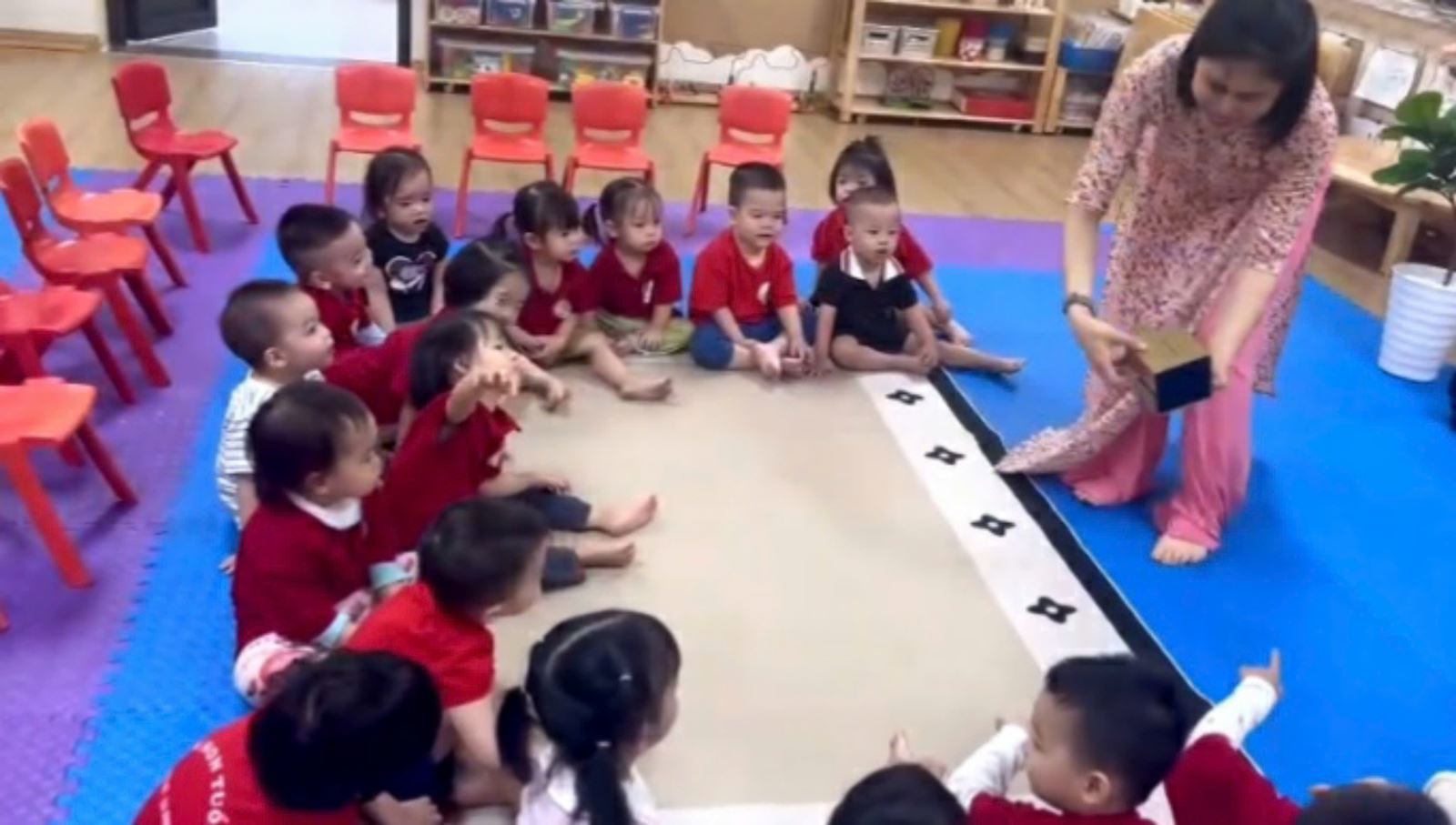 Cô làm ảo thuật với quả trứng để dẫn dắt vào câu chuyện