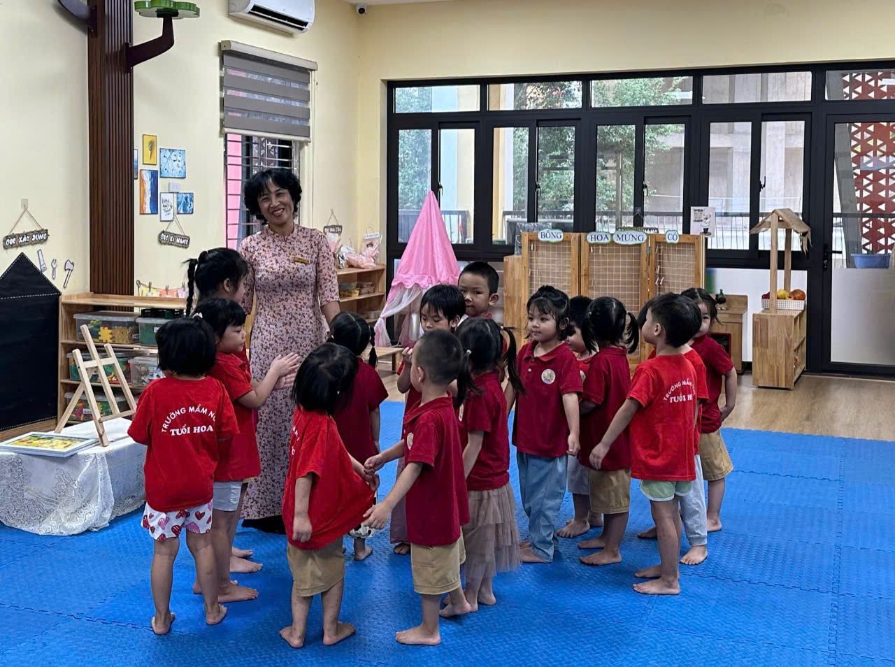 Cô và các bạn cùng vận động bài hát