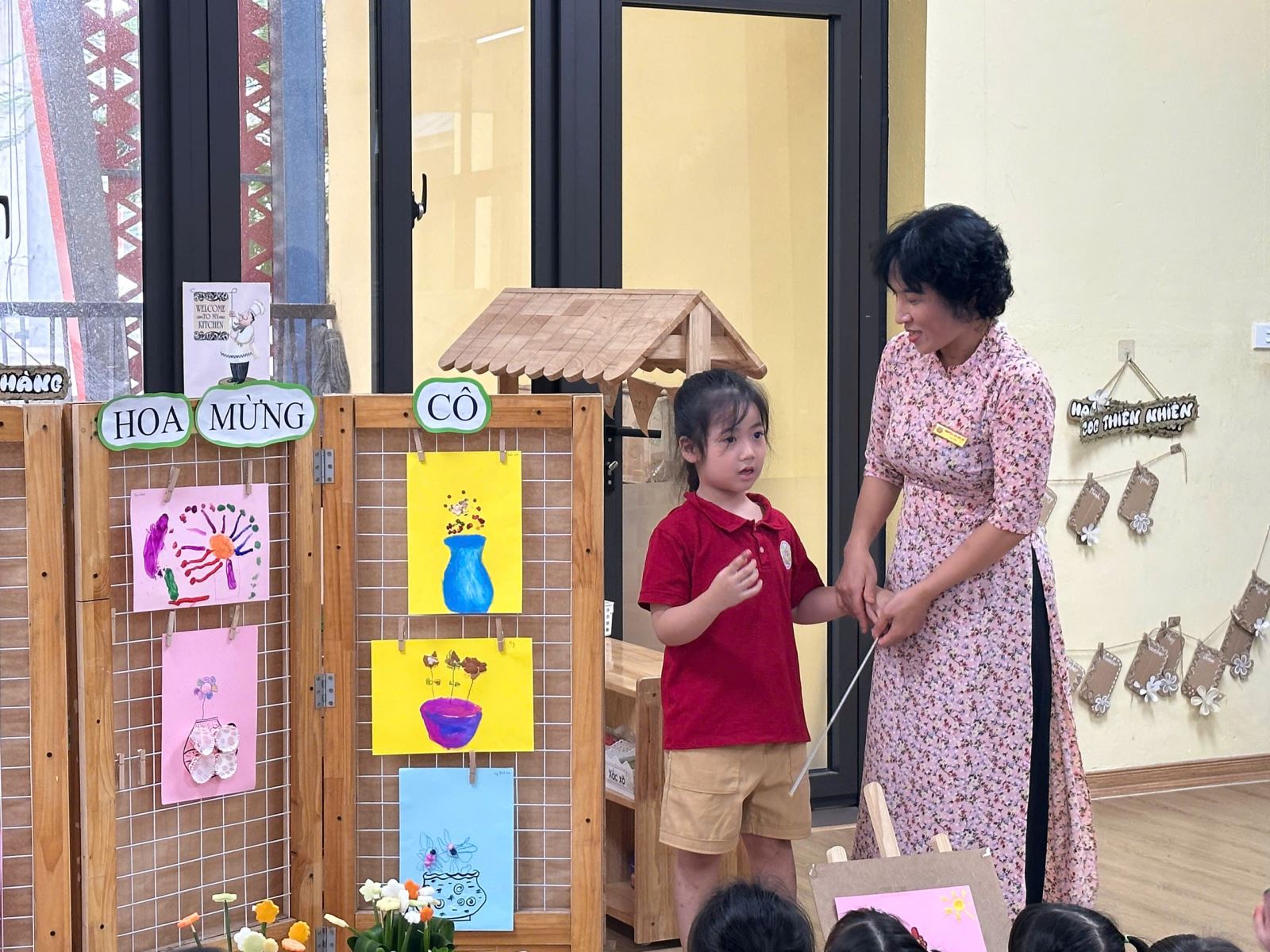 Bé Linh San trình bày về bài vẽ