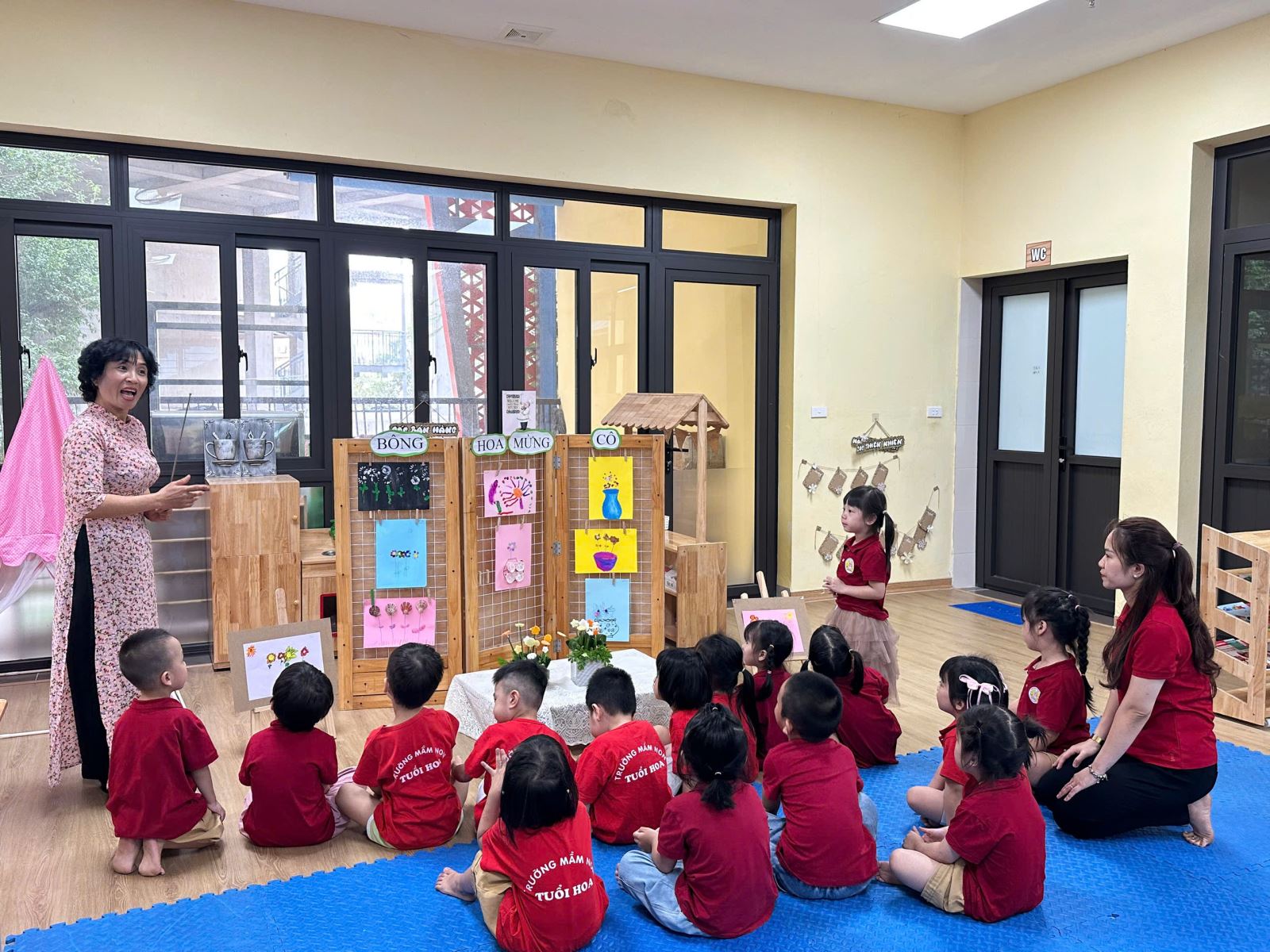 Cô nhận xét bài của cả lớp