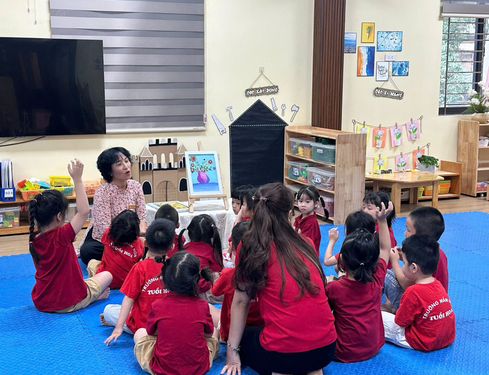 Cô và trẻ cùng quan sát, đàm thoại