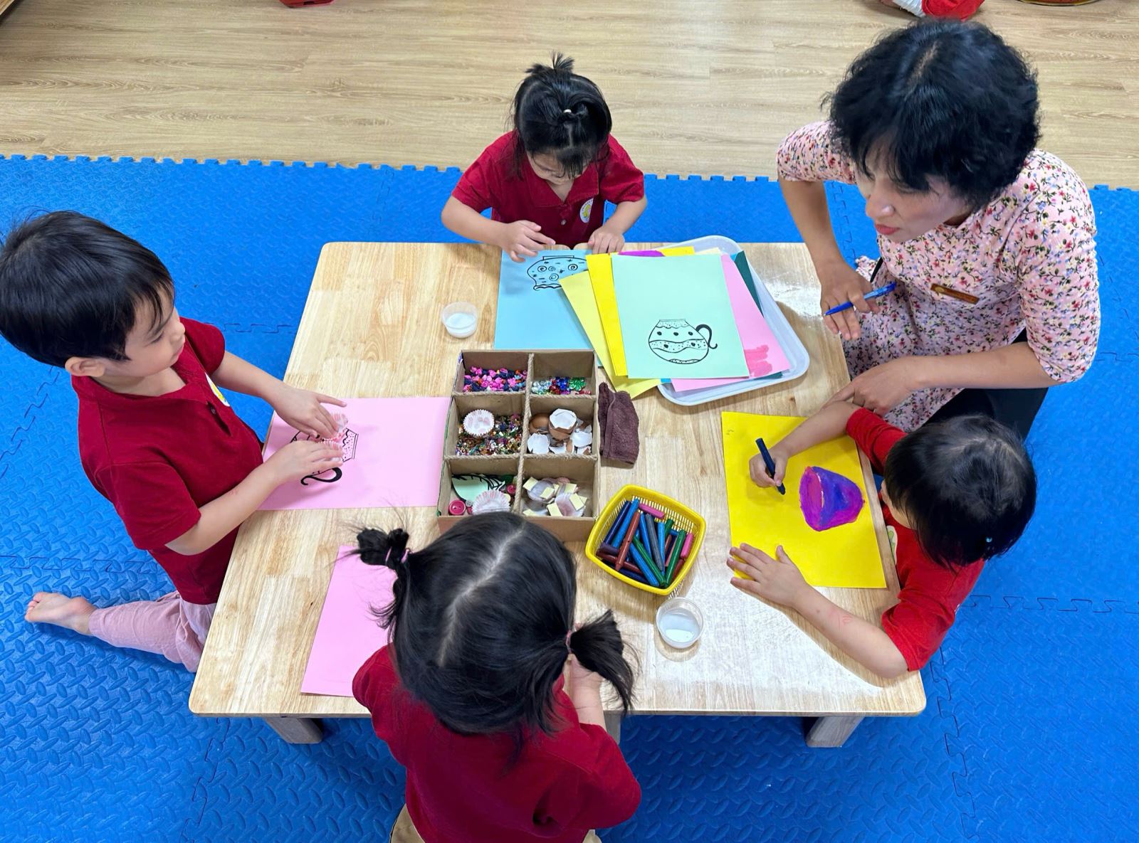 Các bé tạo hình hoa từ các nguyên vật liệu