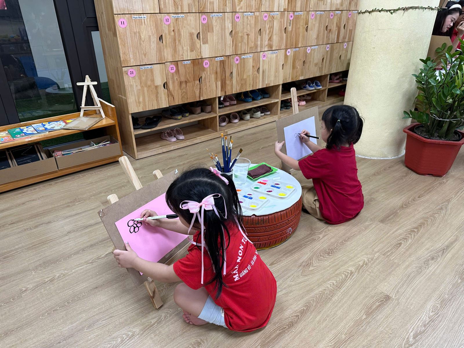 Các con vẽ vườn hoa từ màu nước