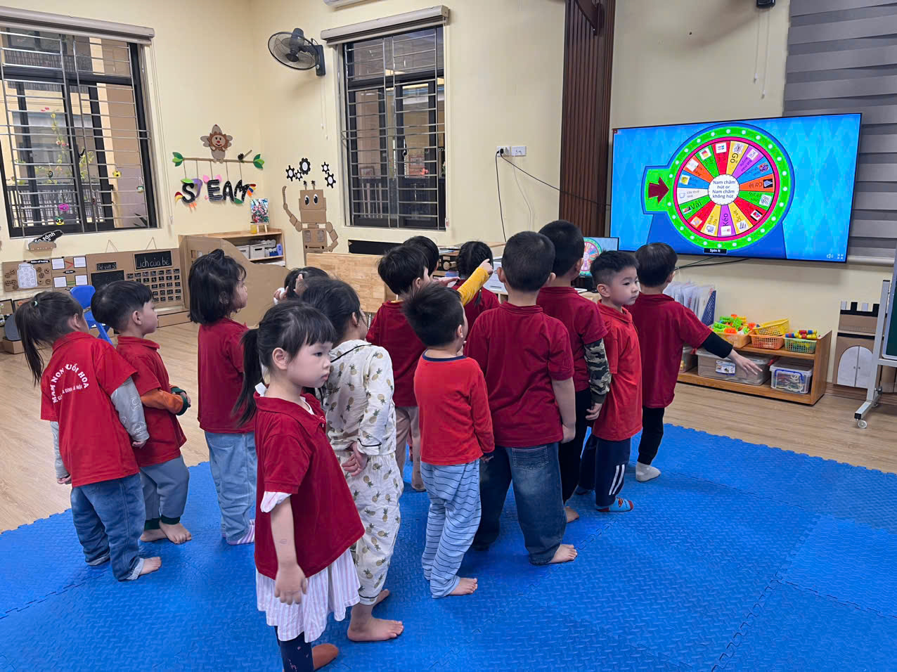Các bé tham gia trò chơi " Vòng quay kì diệu "