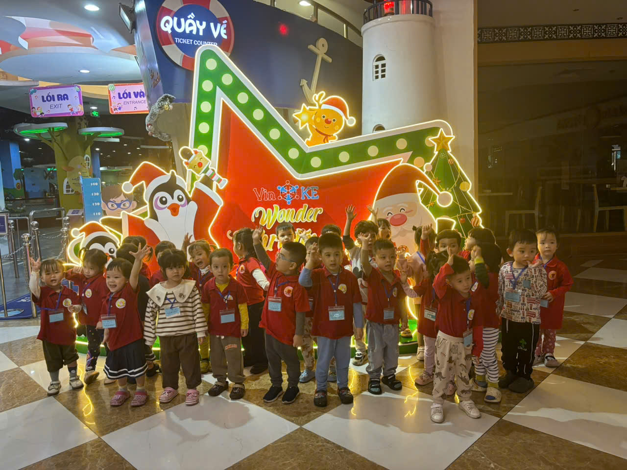 Ảnh : Khu vui chơi chào đón chúng con với hình ảnh Noel rực rỡ .