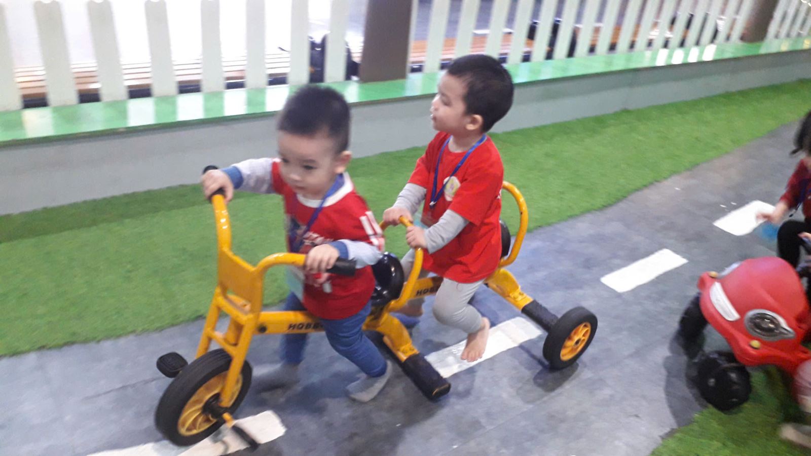 Hình ảnh các bé chơi với xe rất vui
