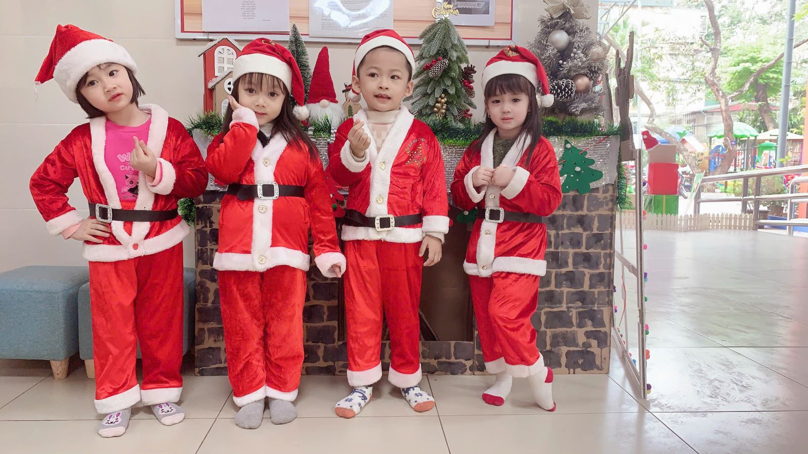 Những nụ cười vui vẻ của các bé đợi chờ ông già Noel xuất hiện.