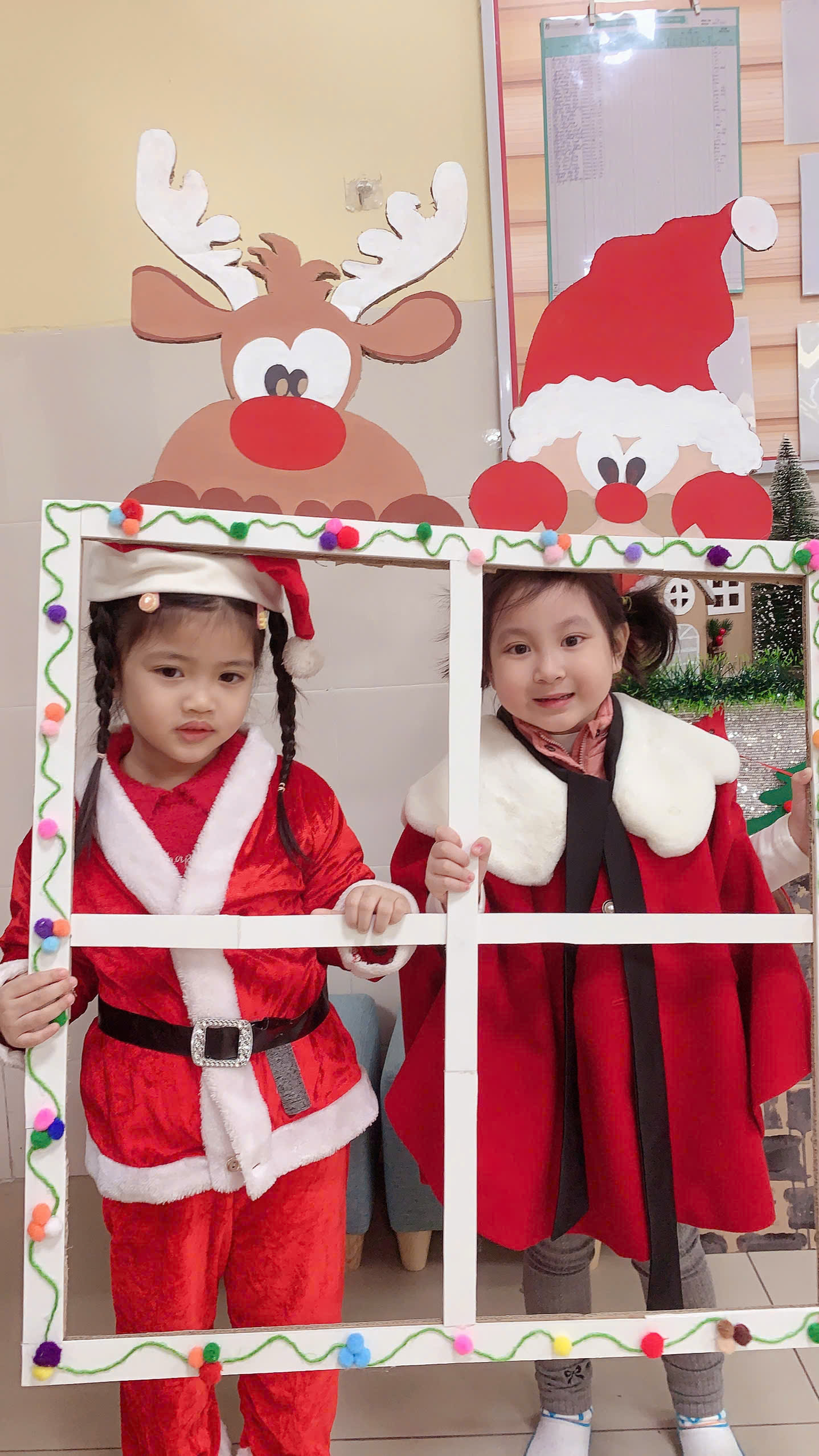 Các bé checkin cùng vơi trang phục Noel.