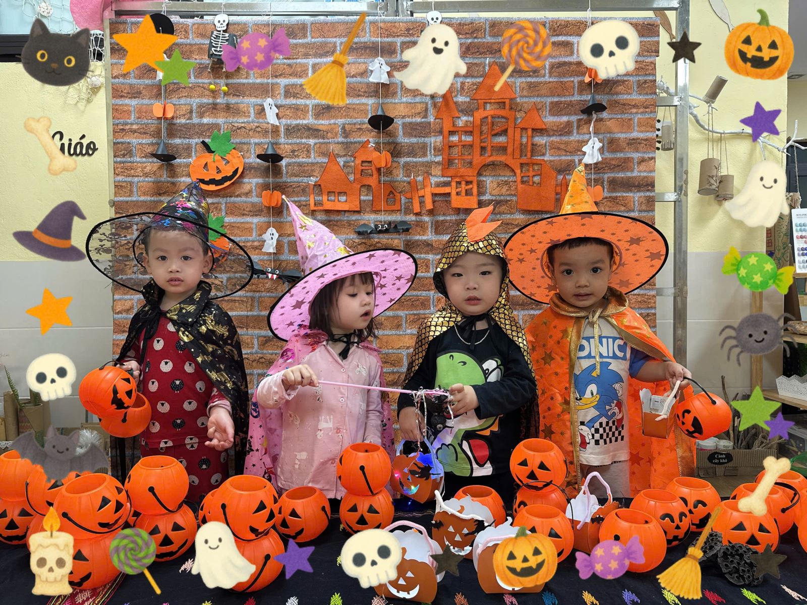 Các bạn nhỏ cùng nhau tạo dáng trong những bộ đồ hoá trang