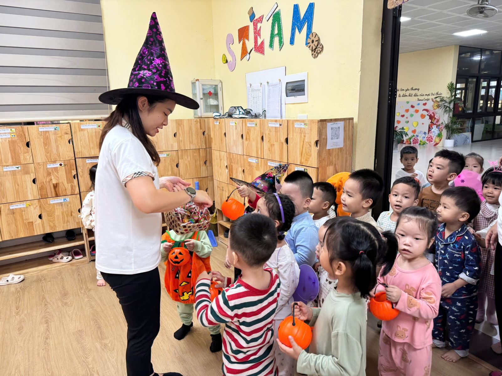 Các bạn nhỏ cùng nhau đi xin kẹo