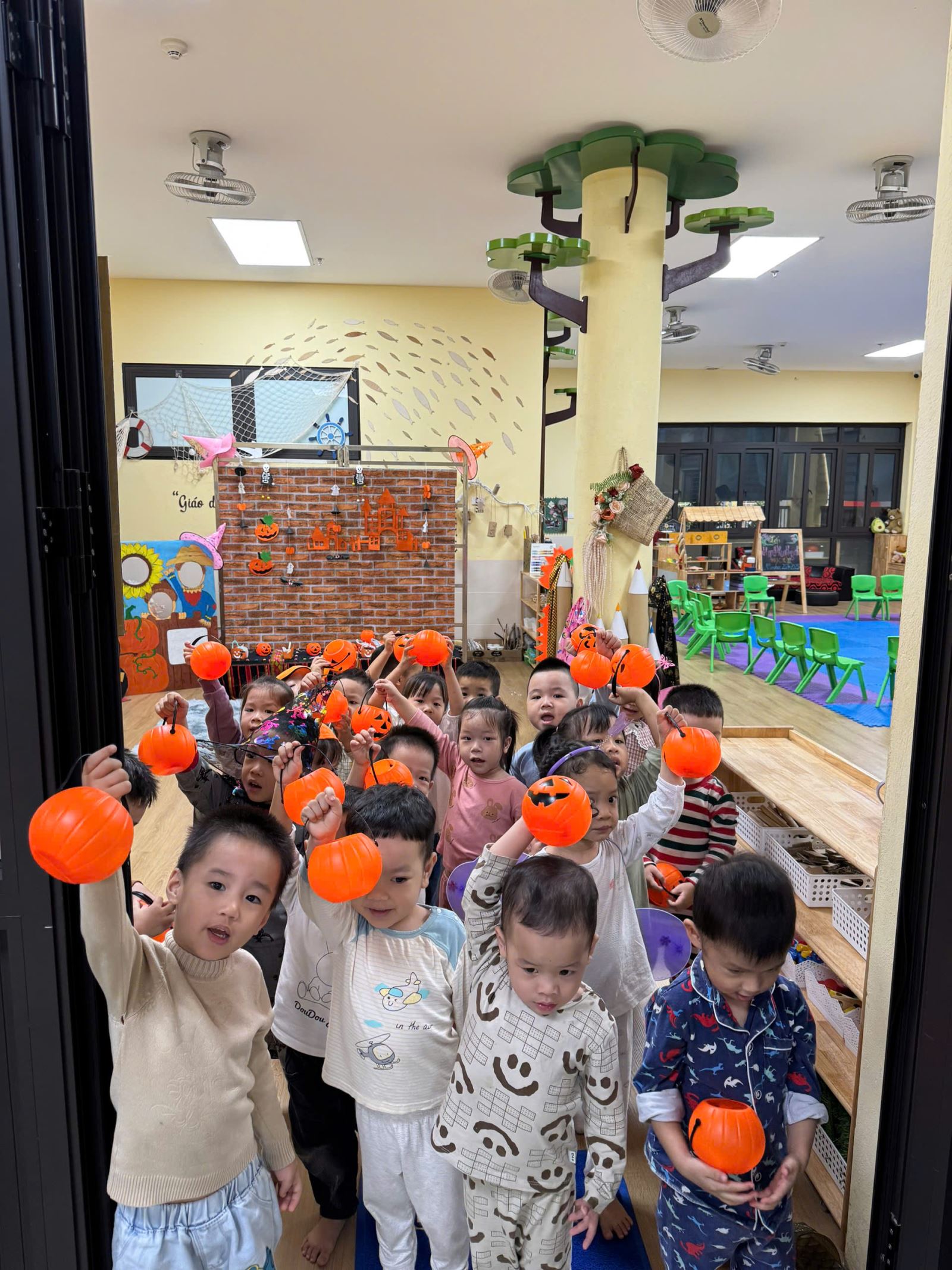 Các bạn nhỏ chuẩn bị đi xin kẹo