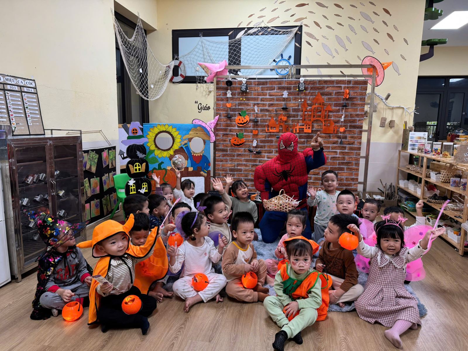 Các con thích thú tạo dáng với chú người nhện