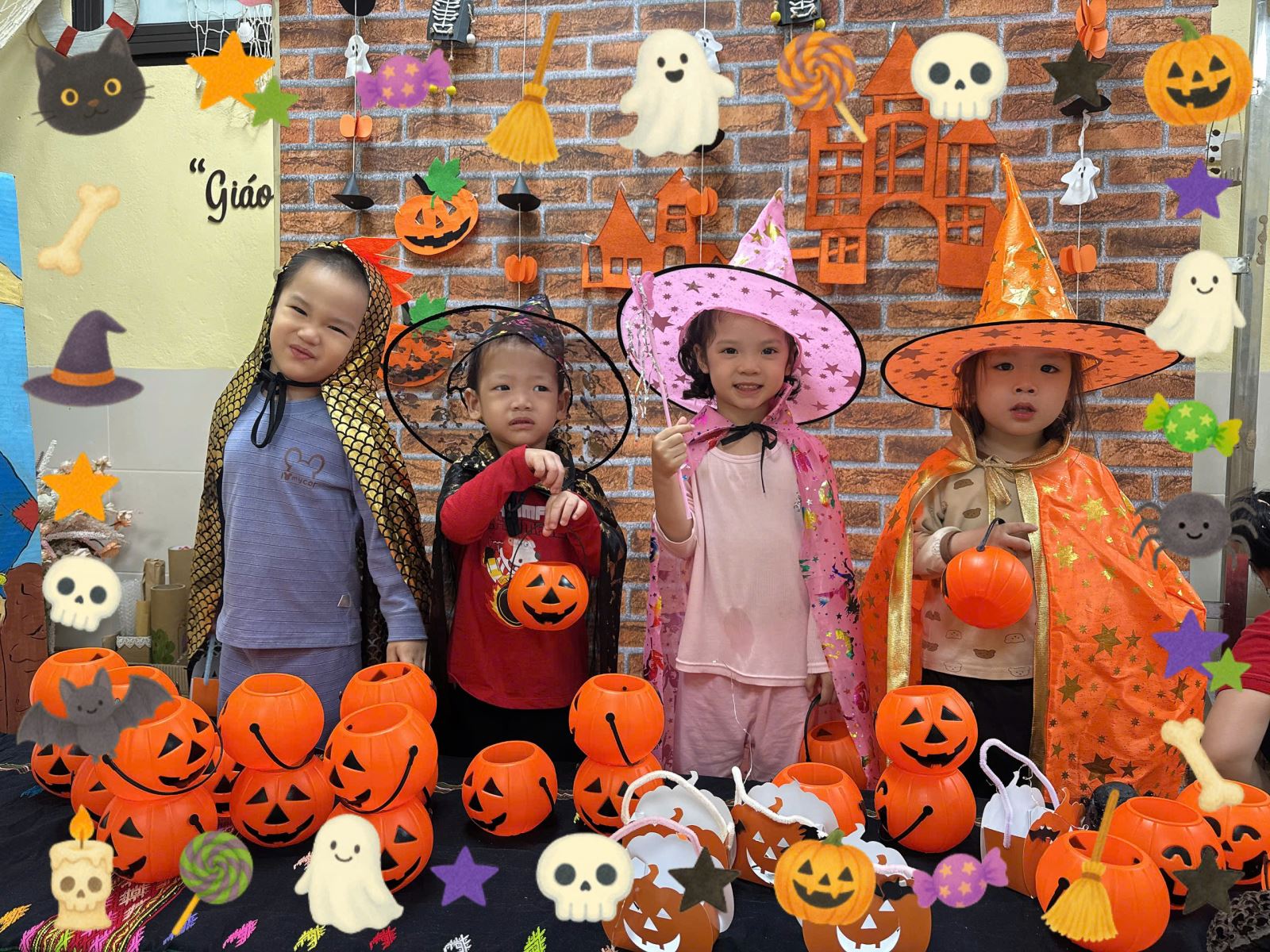 Các bạn nhỏ cùng nhau tạo dáng trong những bộ đồ hoá trang