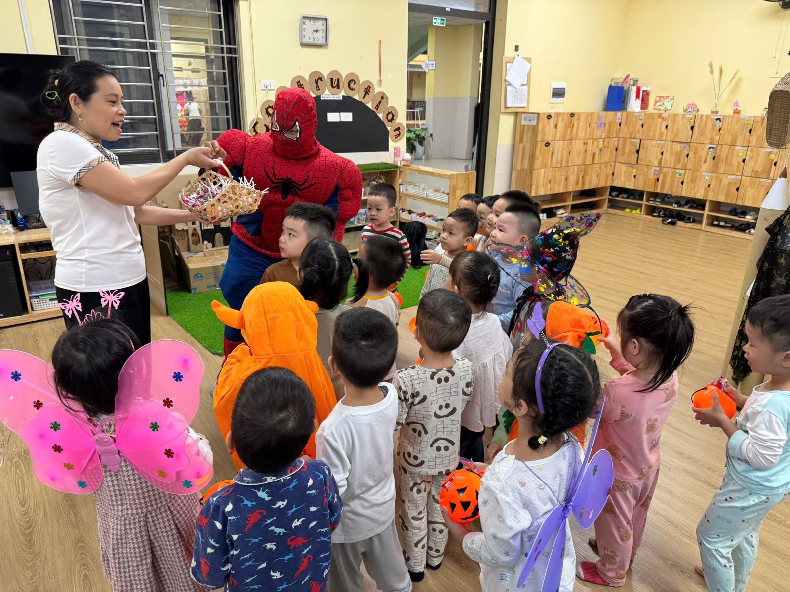 Các bạn nhỏ thích thú với chú người nhện