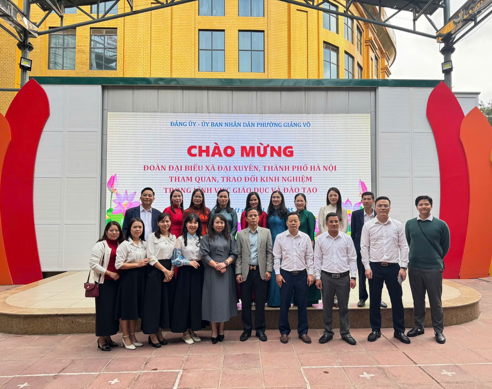 Đoàn đại biểu xã Đại Xuyên cùng các bác lãnh đạo phường Giảng Võ chụp ảnh kỉ niệm tại trường