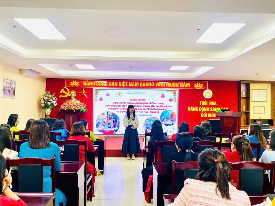 Cán bộ quản lý cụm trường Xã Phú Lương chia sẻ khi được tham quan học tập tại trường MN Tuổi Hoa