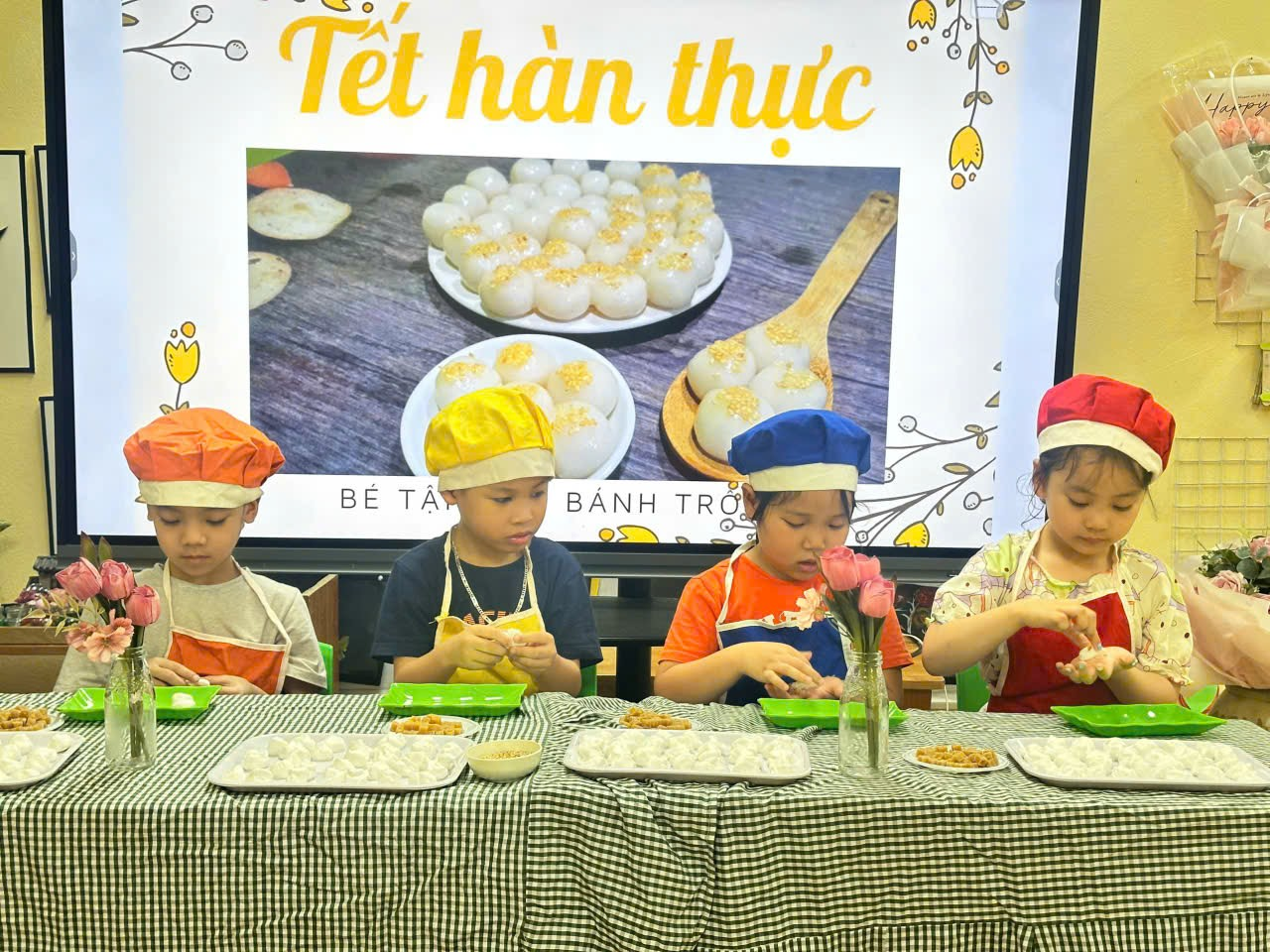 A group of children wearing chef hats

Description automatically generated